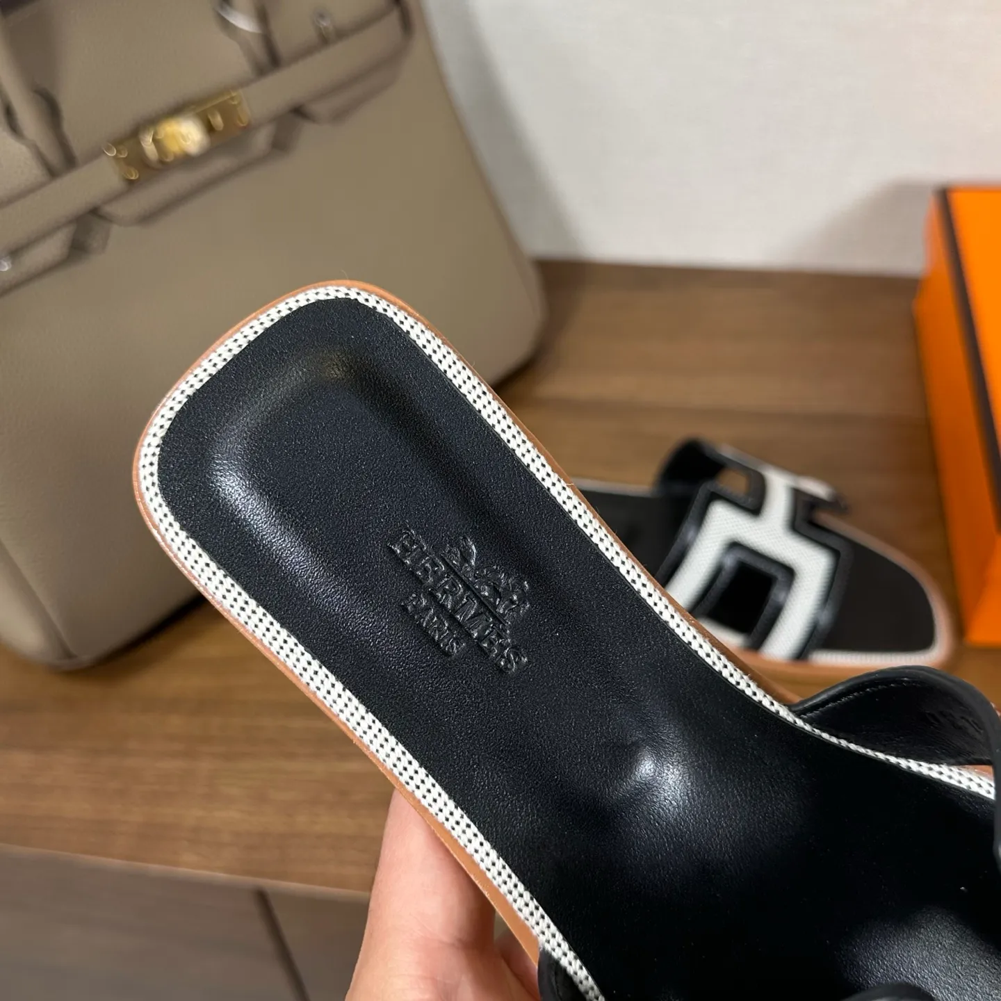 👟👟Ex-factory price 440👟👟 Hermes Hermes H slippers Oasis sandals series——————————Fashionable and versatile Super comfortable Every detail is made to the extreme Original swift calfskin Original 1:1 exclusive private mold upper/original leather outsole ▪️Packaging: Each pair of shoes comes with packaging ▪️SIZE: 35~42 (.40.41.42 customization is non-refundable and non-exchangeable)